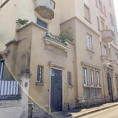 Appartement Crispi 7 *